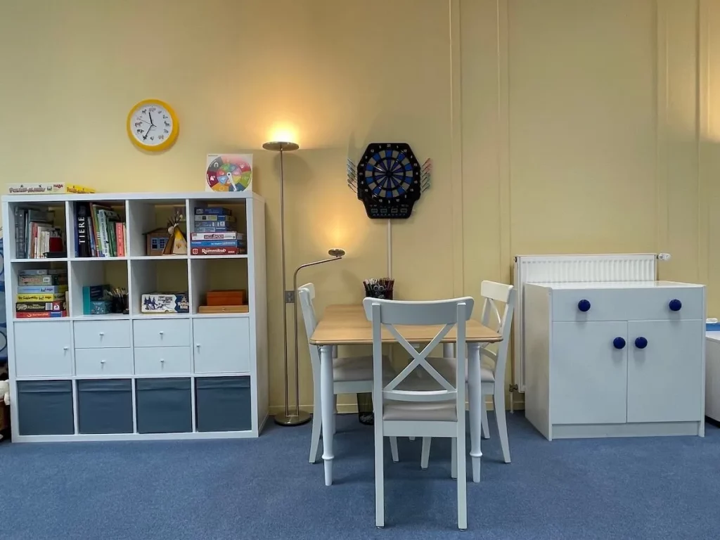 Heller Praxisraum für Kindertherapie von Dr. Schempp in Lichtenrade